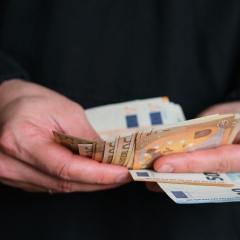Прапор України на тлі SEPA логотипу
