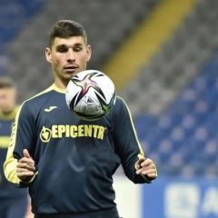 Image of negotiations of a football club with a Ukrainian player