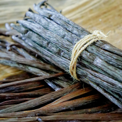 Treatment of chronic wounds with vanillin