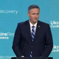 Зображення відображає ролік боснійського лідера, який закликає до обережності