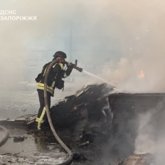 Російський безпілотник атакує передмістя