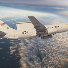 Літак DRLO E-7A Wedgetail на фоні таємничого диму