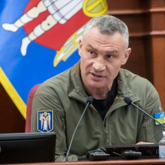Вантажний віконник і квіти на фоні