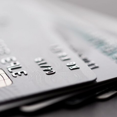 Пенсионер с документами и банковской картой