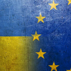 Логотип Європейське Співтовариство військових радників на фоні прапора України