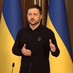 Зеленский на фоне флагов Украины