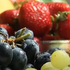 Полуниця дешевшає, виноград дорожчає: ціни на ягоди