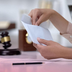 Обмеження виїзду та арешт коштів: що відбувається