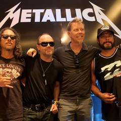 Группа Metallica передает полмиллиона долларов