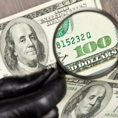 Група українців обмінюють гроші на валюту