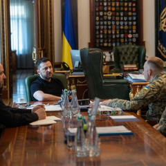 Зеленский проводит совещание с военными