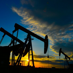 Две нефтяные вышки, цены стремительно падают