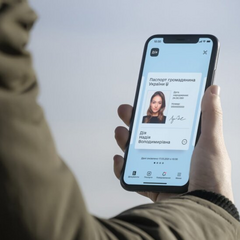 Образ дівчини, яка отримує обручку