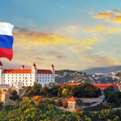 Сотрудник в форме экстренных служб пропускает украинцев без биометрических паспортов