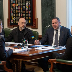 Зеленский рассматривает бумаги у стола