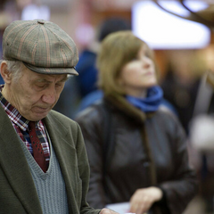Пенсіонерка з білим волоссям та костюмом