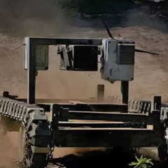 Студенти працюють з роботами у лабораторії