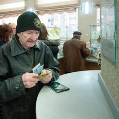 Пенсіонери отримують виплати на півроку вперед