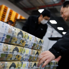 Монети азійських валют на тлі долара