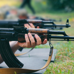 Студенты в форме на военном полигоне