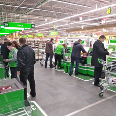 Українці перевіряють чек у магазині