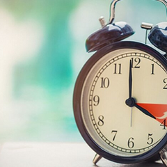 Рука, перекладаючи годинник на літній час.