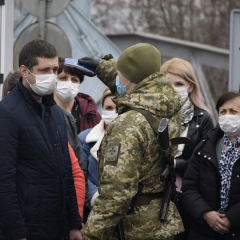 Зображення COVID-сертифікатів у польському кордоні