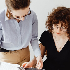 Два человека поздравляют женщину с успехом