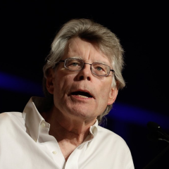 СТівен Кінг, автор нових романів, на фоні прапора України