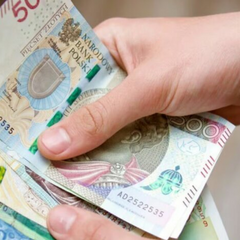 Офіціантка з пензлями фарбує будинок