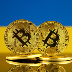 Логотип криптовалюты на фоне долларовых купюр