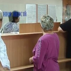 Документи та гроші на столі