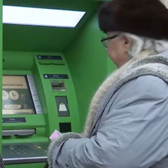 Пенсионеры без выплат из-за заблокированной карточки