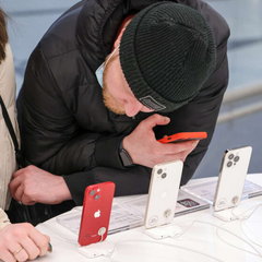 Логотипы Apple, Google, Samsung на смартфоне