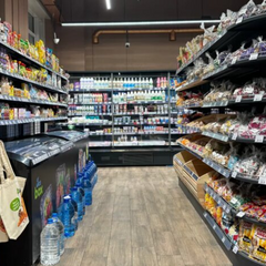 Пусті полиці в супермаркеті