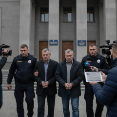 Человек с руками в нарукавниках