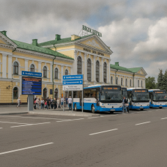 Автобусы возле железнодорожного вокзала в Белой Церкви