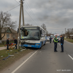П'яний водій автобуса з'їхав з дороги