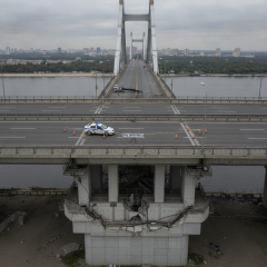 В Киеве ограничен общественный транспорт из-за серии ударов по Южному мосту за сутки
