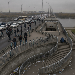 Електросамокати на фоні мосту