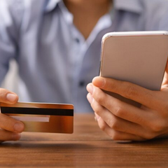 Пенсионеры и студенты у банкомата