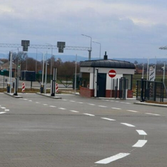 Перед пунктом пропуску стоять люди