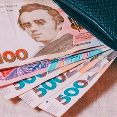 Зображення людини, яка отримує допомогу