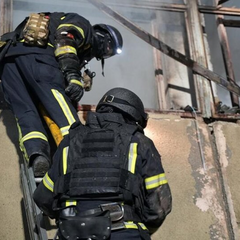 Разрушенные дома и пожар предприятия: фото последствий удара по Харькову