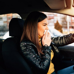 Пешеход на асфальте после чиха