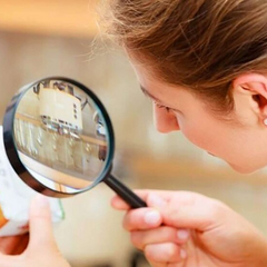 Ілюстрація грошей на вагах справедливості