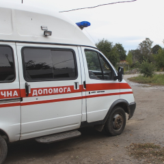 Медики допомагають постраждалому чоловіку
