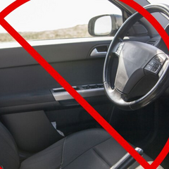 Молодий водій на жовтому автомобілі