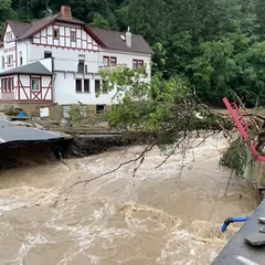 Опасная угроза наводнений и оползней