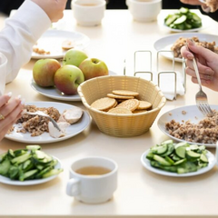 Дитина отримує їжу у школі